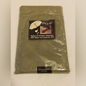 Piqué Spillproof Outdoor Tablecloth, 70” Round